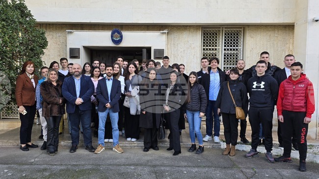 Ученици от български неделни училища в Атина посетиха българското посолство и се запознаха с работата на дипломатите