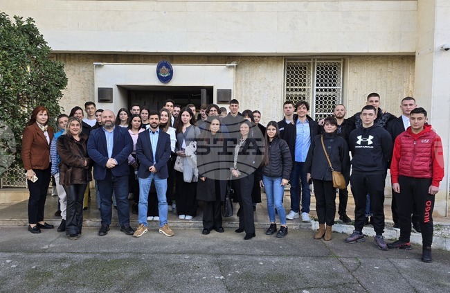 Ученици от български неделни училища в Атина посетиха българското посолство и се запознаха с работата на дипломатите