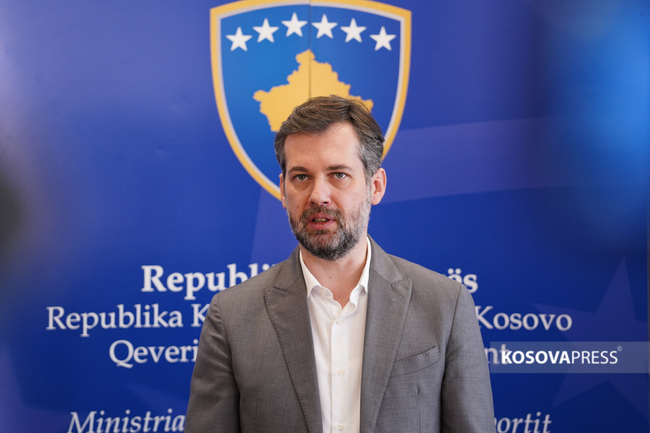 Косовският културен министър посети подпалено преди дни училище, което е защитен паметник на културата