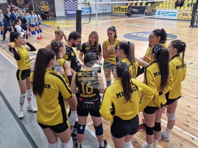 Волейболният Марица 2022 с победа над Миньор Перник след оспорван мач в първенството за жени
