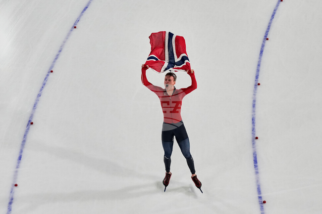 Норвежецът Сандер Ейтрем счупи олимпийския рекорд и взе златото на 5000 метра бързо пързаляне с кънки при мъжете