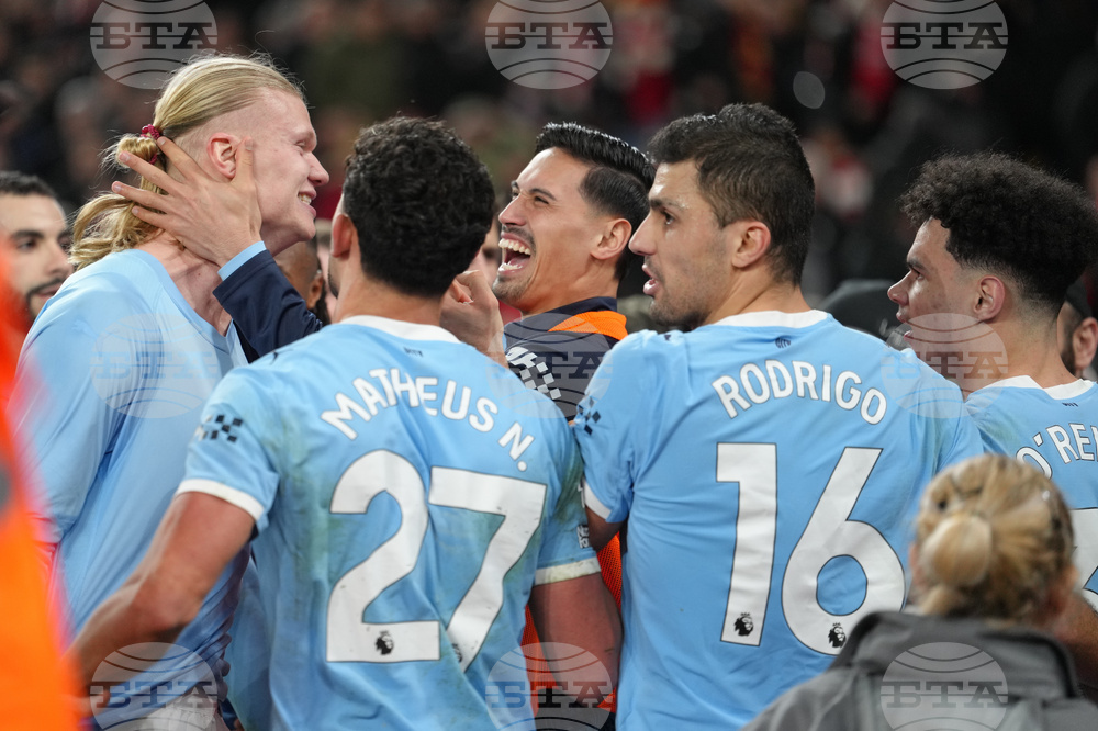 Манчестър Сити направи драматичен обрат срещу Ливърпул в края на мача и продължава да преследва лидера Арсенал