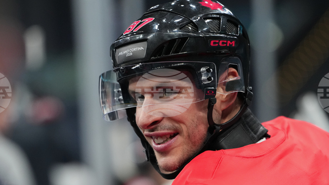 Капитанът на националния отбор на Канада Сидни Кросби тренира и може да играе в мача за олимпийското злато срещу САЩ в неделя