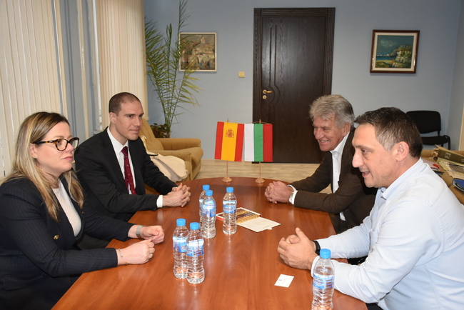 Община Ловеч: Испански гост в Община Ловеч по повод изложбата за Магелан