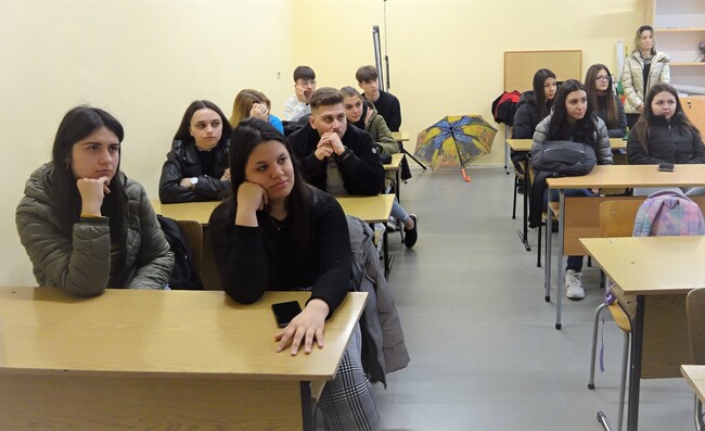 Окръжен съд – Разград: Правата и задълженията на учениците и трафика на хора дискутира днес магистрати и възпитаници на ПГИ „Робер Шуман“ 