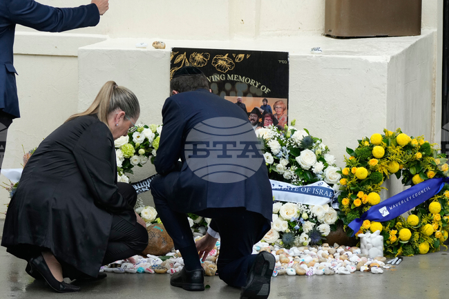 Израелският президент започна визитата си в Австралия с полагане на венец за жертвите на плажа Бондай 