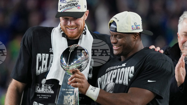 Сиатъл Сийхоукс победи Ню Ингланд Пейтриътс в Супер Боул LX, Кенет Уокър заслужи наградата за най-полезен играч