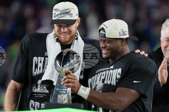Сиатъл Сийхоукс победи Ню Ингланд Пейтриътс в Супер Боул LX, Кенет Уокър заслужи наградата за най-полезен играч
