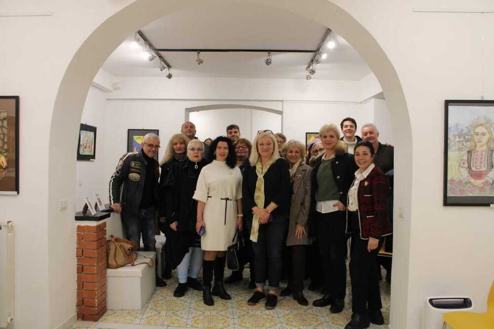 Изложбата „Моята българска бродирана риза“ бе открита в Галерия „България“ в Рим