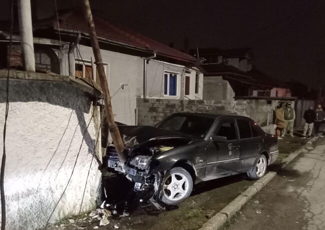 Непълнолетен се блъсна в електрически стълб с автомобил в Разград, баща му е санкциониран за преотстъпване на колата