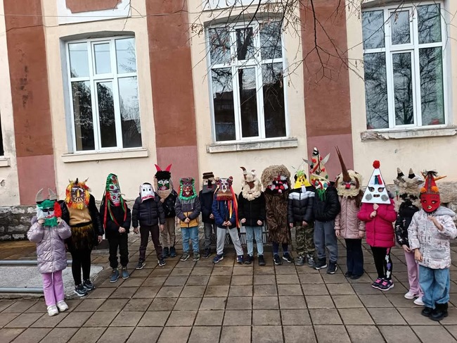 Над 380 ученици ще се включат в кукерско шествие, организирано от Средно училище "Д-р Петър Берон" - Червен бряг