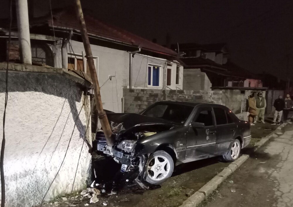 ОДМВР – Разград: Непълнолетен се заби в електрически стълб с автомобила на баща си