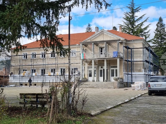 Започна енергийното обновяване на читалища в котленските села Мокрен и Тича, съобщиха от общината