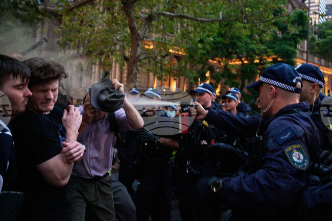 Сблъсъци между полицията и пропалестински демонстранти по време на визитата на израелския президент Ицхак Херцог в Австралия