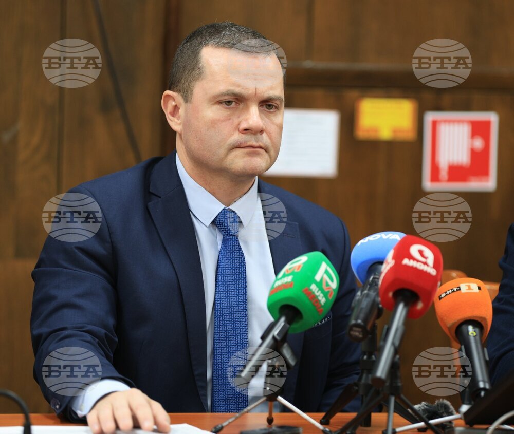 Продължават политическите атаки срещу решението на Общинския съвет за закупуване на паркинга за камиони, каза кметът на Русе