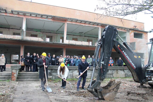 С първа копка община Свиленград даде старт на изграждането на Център за резидентна грижа за лица в надтрудоспособна възраст без увреждания