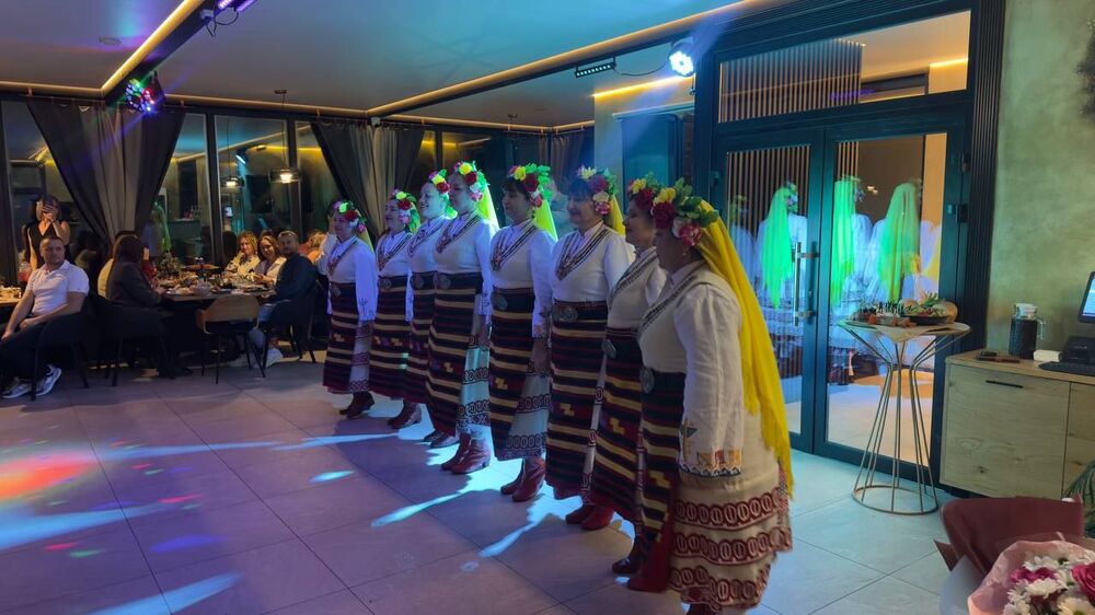 Народният ансамбъл за български фолклорни танци „Бесарабия“ участва в празнична вечер с български танци в Болград 