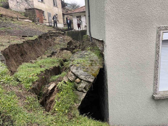 Свлачища след обилните валежи застрашават къщи в две населени места в община Неделино