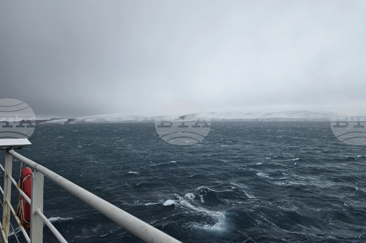 High Waves Prevent Scientists from Disembarking at Bulgaria's St. Kliment Ohridski Antarctic Base