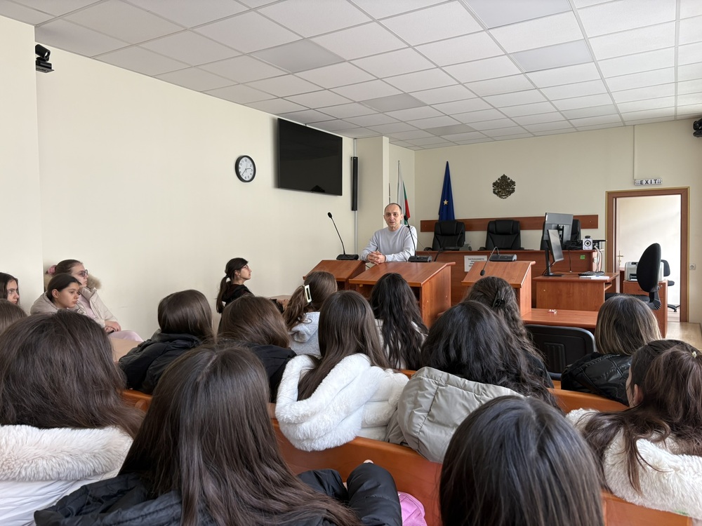 Седмокласници от Ловеч научиха какви са функциите на органите на съдебната власт в програма на ВСС и МОН
