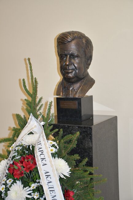 Бюст-паметник на академик Благовест Сендов в Института по математика и информатика на БАН