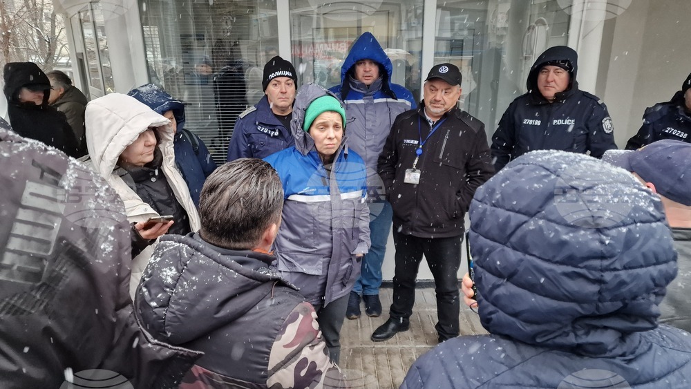 На протест заради високи сметки за електроенергия излязоха граждани пред сградата на „Енерго-Про" в Шумен