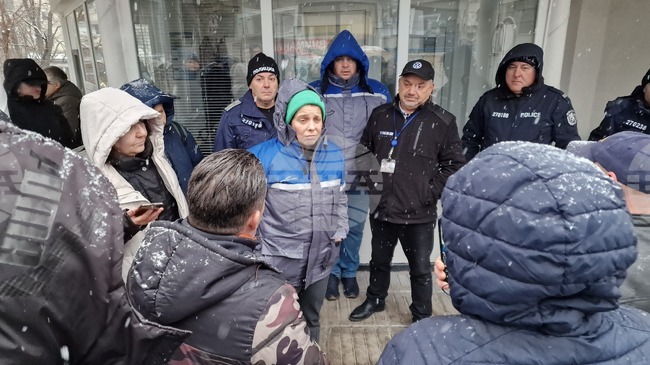 На протест заради високи сметки за електроенергия излязоха граждани пред сградата на „Енерго-Про" в Шумен