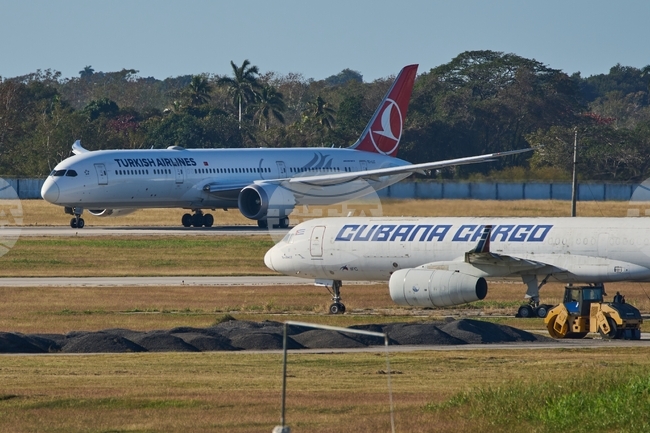 Русия прибира туристите си от Куба и преустановява полетите до карибския остров за неопределено време заради кризата с авиационно гориво