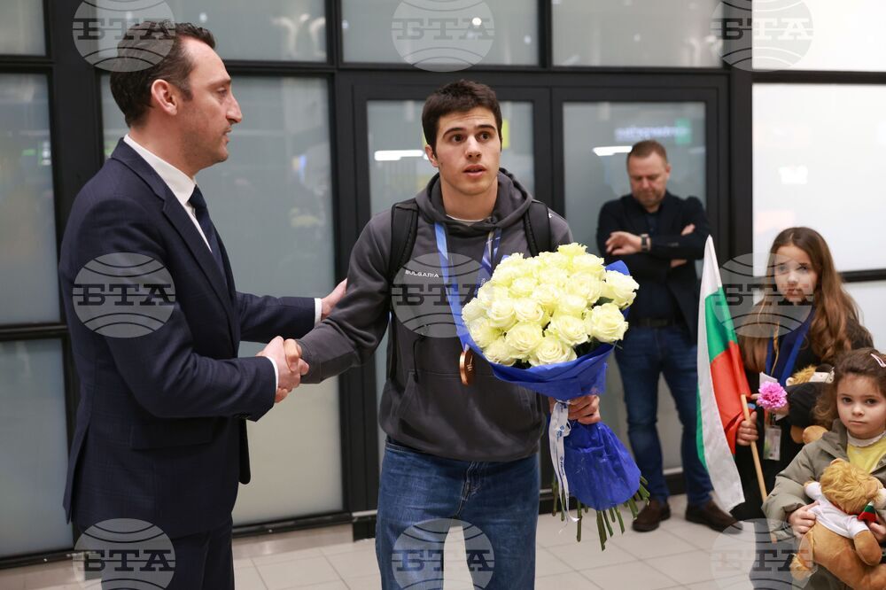 Летище „Васил Левски“ - Тервел Замфиров - посрещане