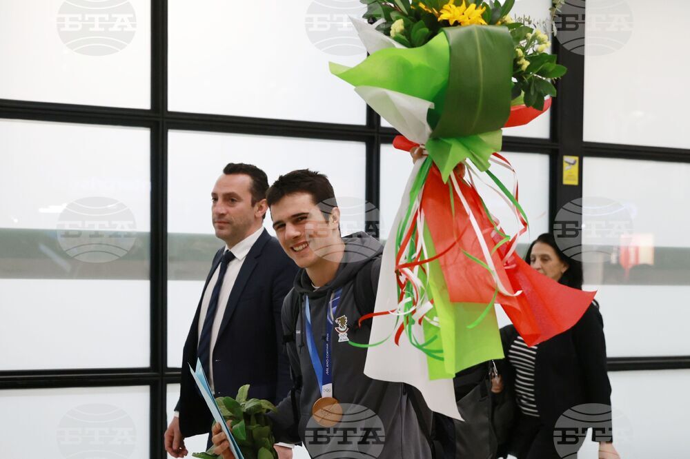 Летище „Васил Левски“ - Тервел Замфиров - посрещане