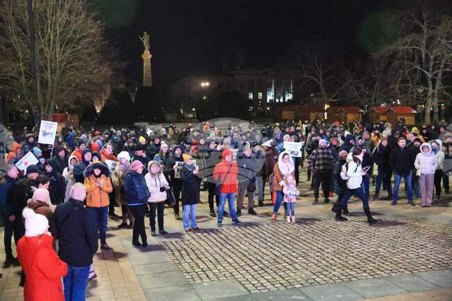 Русенци излязоха на протест срещу решение на Общинския съвет за закупуването на паркинг за тирове с държавни средства