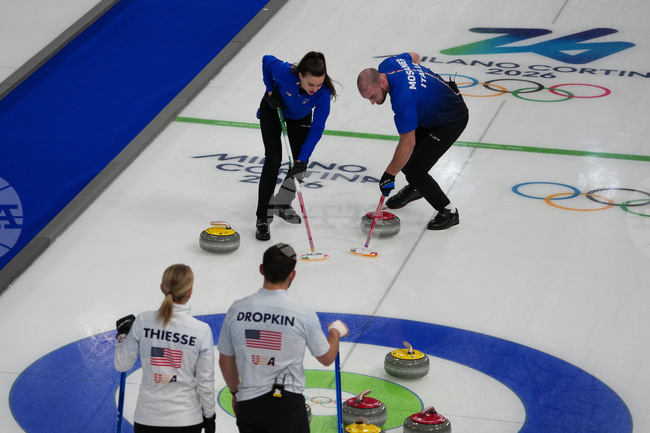 САЩ детронира шампиона Италия на полуфиналите на турнира по кърлинг за смесени двойки в Милано-Кортина