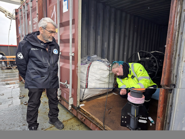 Антарктида - 34-та българска антарктическа експедиция - научноизследователски кораб „Св. св. Кирил и Методий“ - изследване на морските течения - Емил Станев - Мишел Албинос