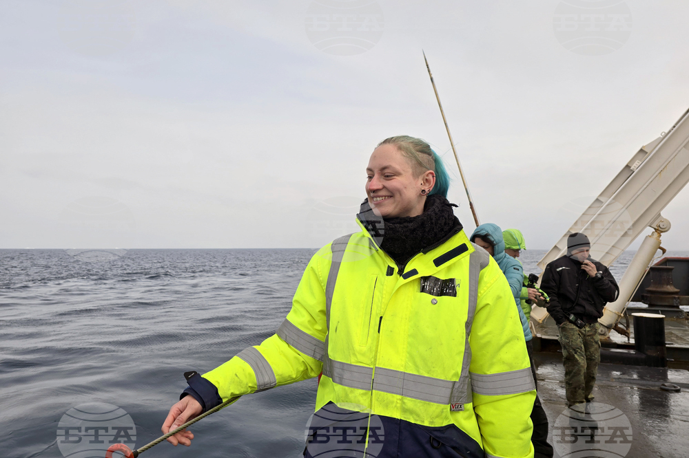 Antarctica - 34th Bulgarian Antarctic expedition - Bulgarian naval research vessel Sv. Sv. Kiril i Metodii - Emil Stanev - Michel Albinos
