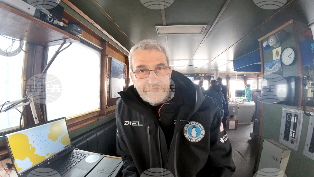 Antarctica - 34th Bulgarian Antarctic expedition - Bulgarian naval research vessel Sv. Sv. Kiril i Metodii - Emil Stanev - Michel Albinos