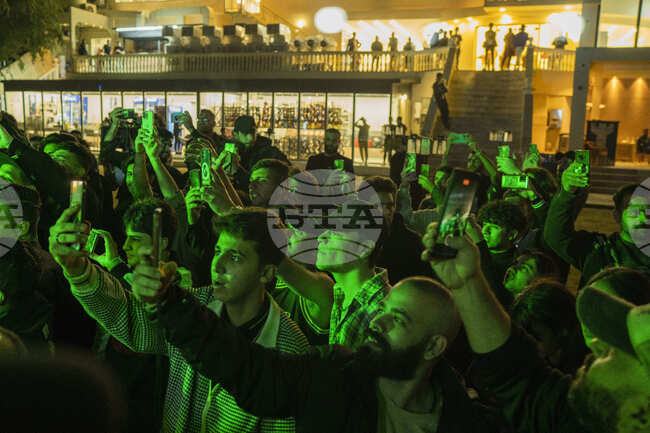 Популярният турски рапър „Джакал“ е бил прострелян в крака по време на концерт в Текирдаг 