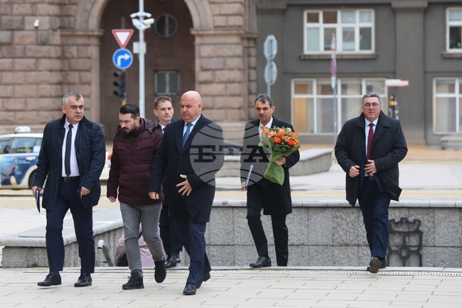 От АПС пристигнаха на „Дондуков“ 2 за консултации с президента Илияна Йотова в рамките на процедурата по назначаване на служебен премиер