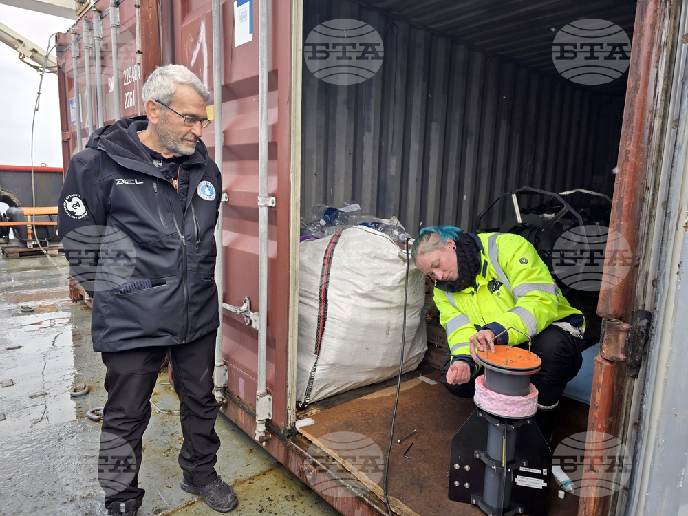 Антарктида - 34-та българска антарктическа експедиция - научноизследователски кораб „Св. св. Кирил и Методий“ - изследване на морските течения - Емил Станев - Мишел Албинос