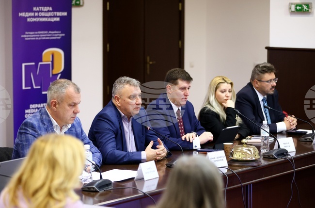 УНСС може да има принос към изкуствения интелект, каза на кръгла маса днес ректорът на университета проф. Димитър Димитров