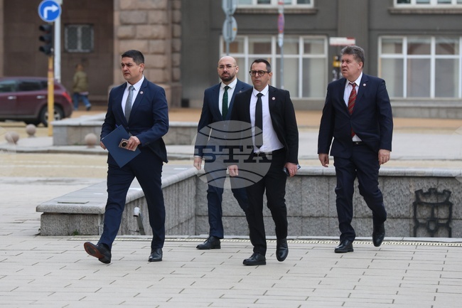 "Морал, единство, чест" - президент - консултации - пристигане