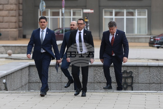 От МЕЧ пристигнаха на „Дондуков“ 2 за консултации с президента Илияна Йотова в рамките на процедурата по назначаване на служебен премиер