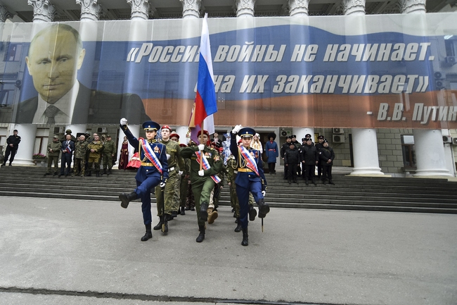 Демонстрации пред посолства на "неприятелски" страни в Москва по повод годишнина от анексията на Крим