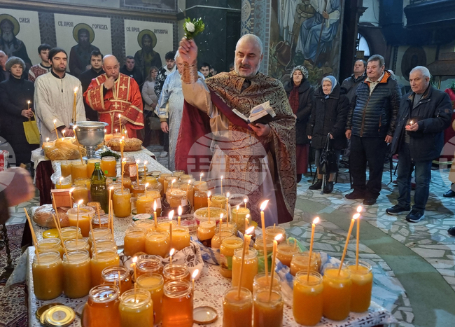 Водосвет за здраве и берекет на пчеларите и благодатна година отслужи отец Велико в храм „Св. Троица“ в Добрич