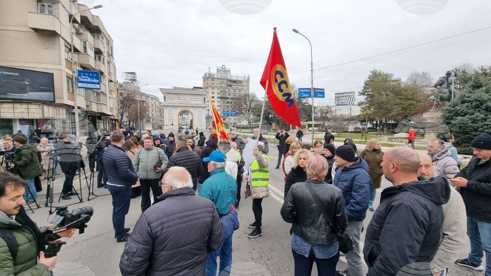 Съюзът на синдикатите в Северна Македония блокира сградата на парламента в Скопие с искане за увеличаване на заплатите