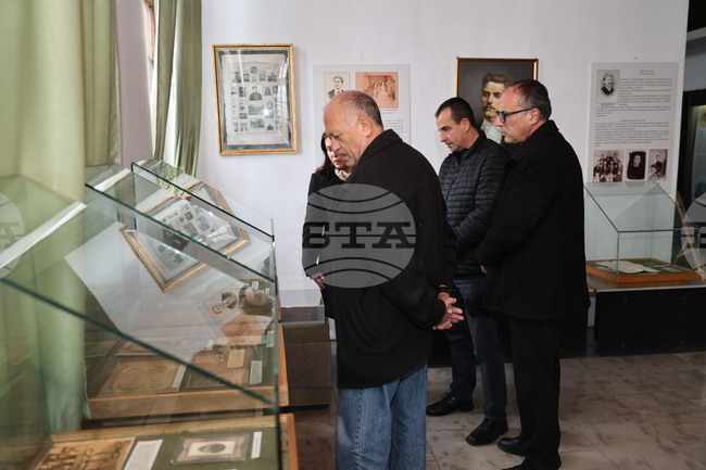 С изложбата „Съхранена памет за Апостола" започнаха събитията в Карлово, посветени на 153 години от гибелта на Васил Левски