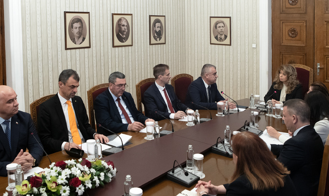 Президентът Йотова: Служебният премиер трябва да се справи с множеството предизвикателства пред страната и да организира честни избори