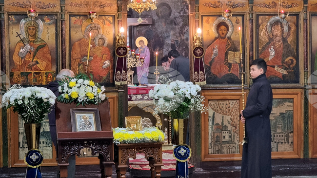 Миряни се поклониха пред мощи на свети Харалампий в църквата „Св. Неделя“ в Смолян