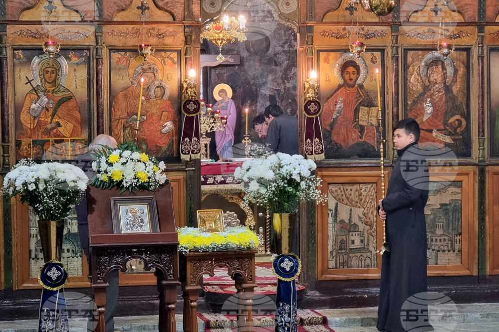 Миряни се поклониха пред мощи на свети Харалампий в църквата „Св. Неделя“ в Смолян