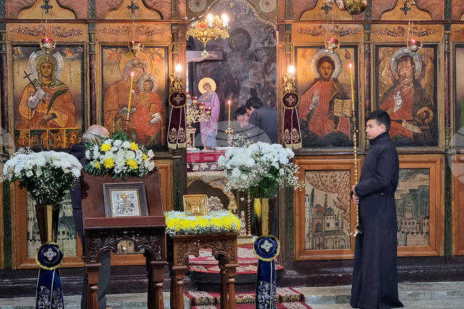 Миряни се поклониха пред мощи на свети Харалампий в църквата „Св. Неделя“ в Смолян