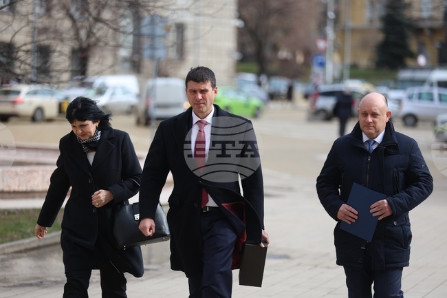 Представители на "Величие" пристигнаха на "Дондуков" 2 за консултации с президента Йотова относно назначаване на служебен премиер